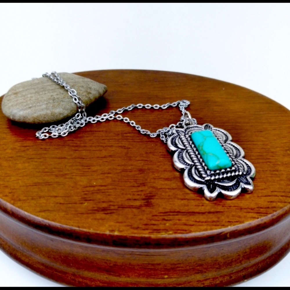 Get that Southwestern Vibe! Turquoise Charm Silver Tone Necklace NWT